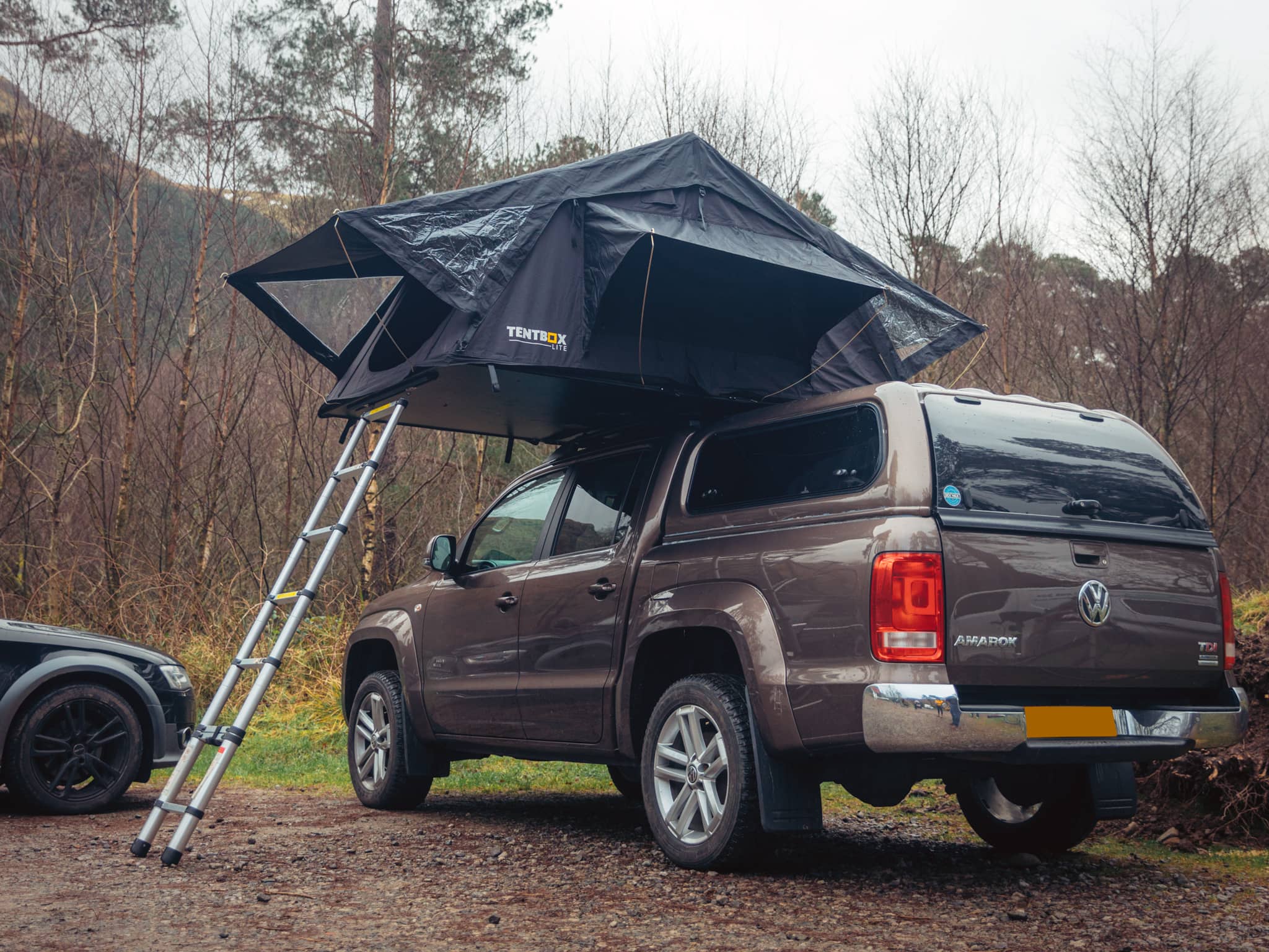 Elevated truck outlet tent